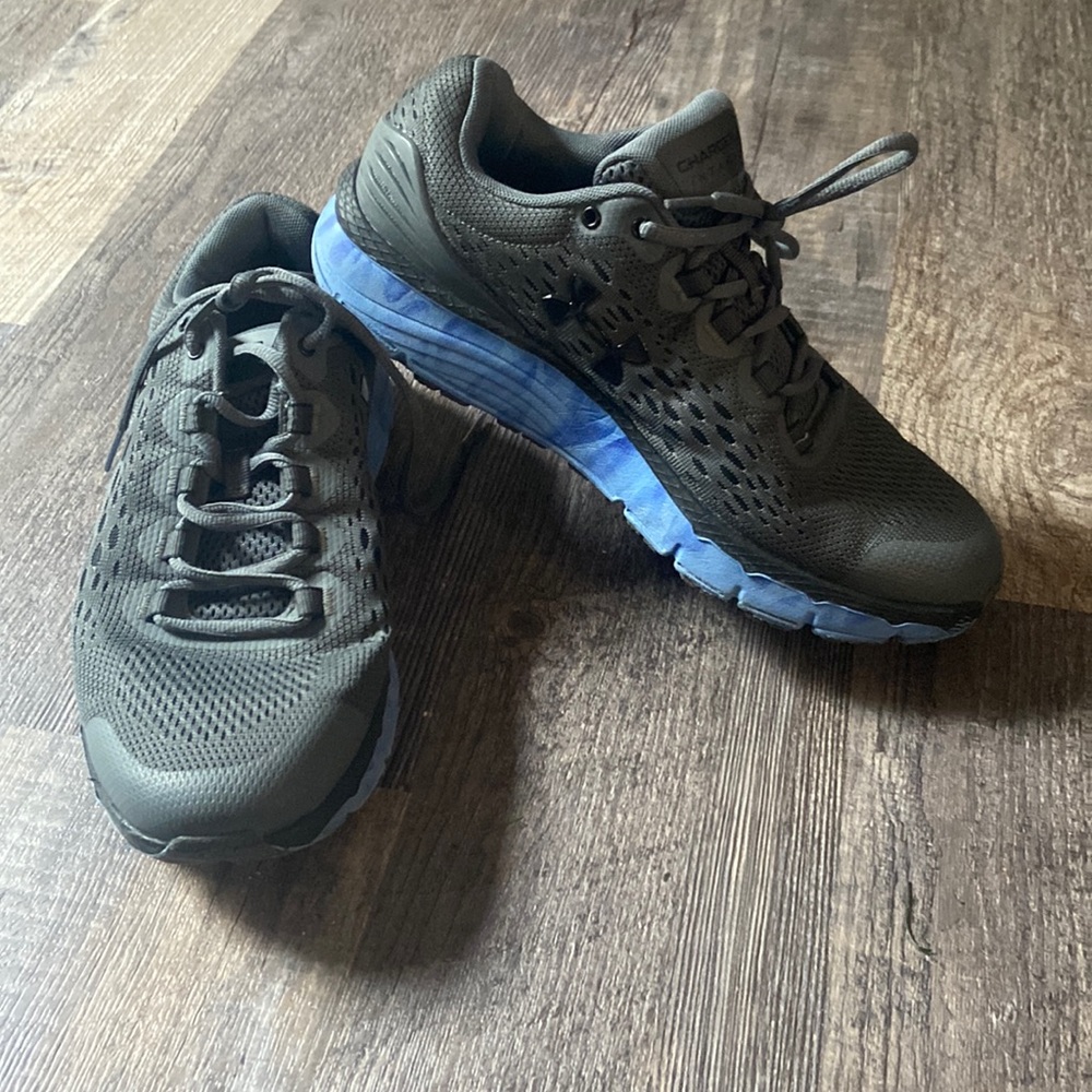 Men’s Under Armour Charged Intake Shoes size 8